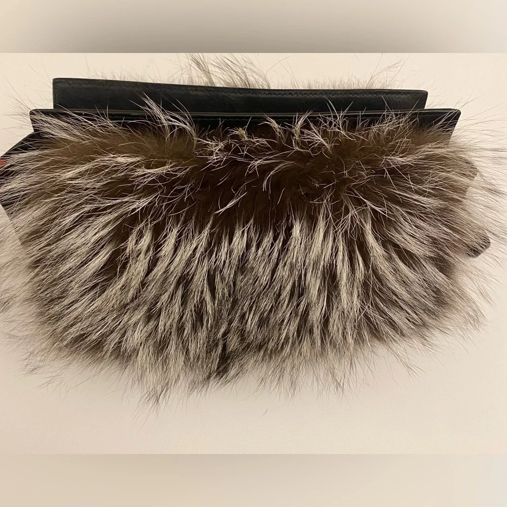COACH LEGACY SILVER/BLACK WHITE  FOX FUR CLUTCH w/TASSEL 😍 (R$1,200) Like New